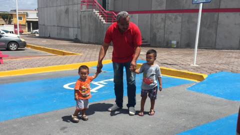 Promueven sanciones contra padres que manipulen a infantes