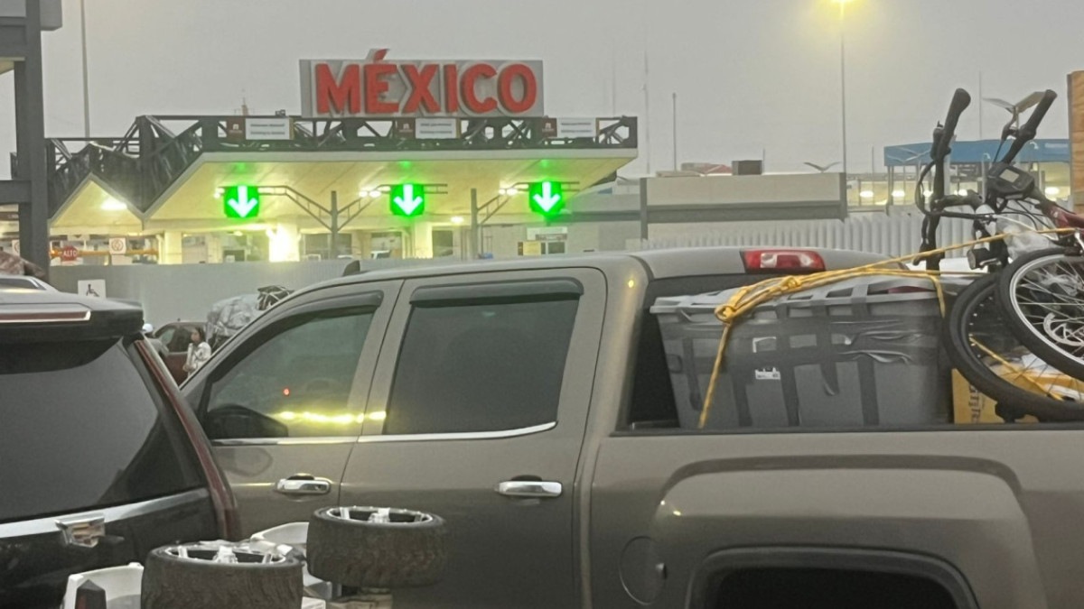 Arriban caravanas de paisanos por el puente internacional Pharr