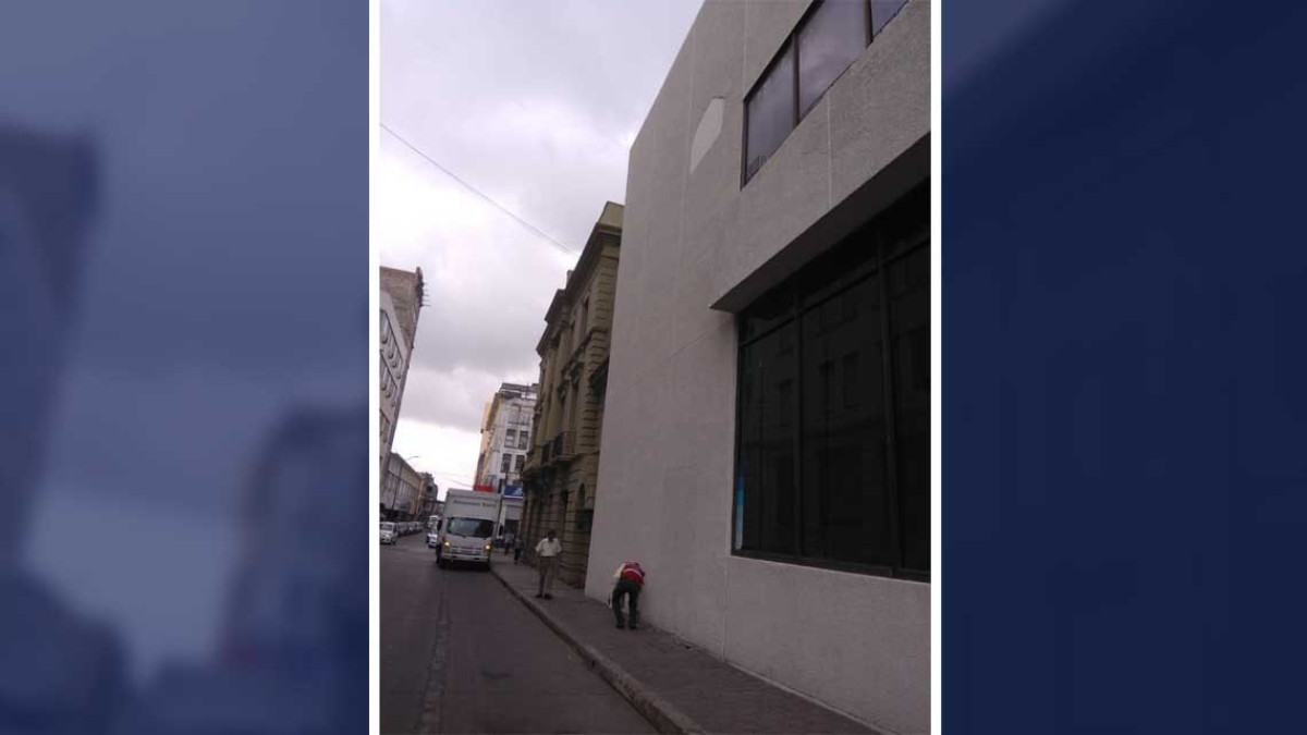 Se desprende revoque de fachada de Bancomer