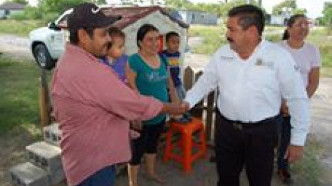 Alcalde visita a vecinos de colonia Humberto Treviño
