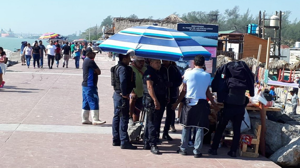 Con fuerte operativo retiran a  comerciantes en escollera de Playa Miramar