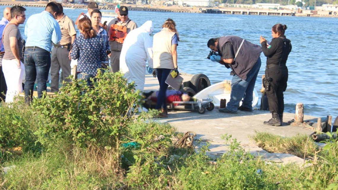Mujer se lanza de puente