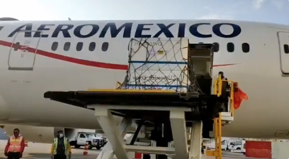 Arriban a México 5.7 dosis a granel de AstraZeneca