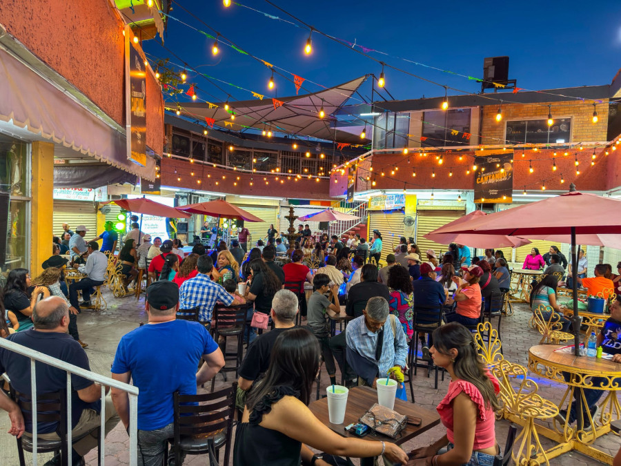 Dirección de Turismo realiza 5ª jornada del concurso de karaoke en el mercado ‘Maclovio Herrera’ en Nuevo Laredo