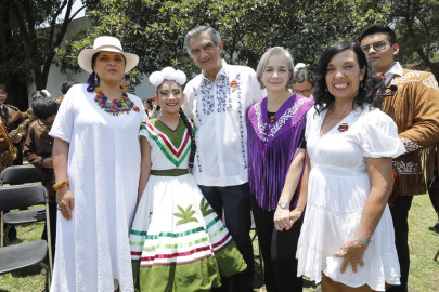Festejan el Gobernador y la Dra. María a niñas y niños de Casa Hogar en Los Pinos