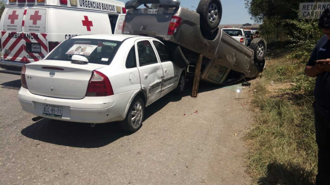 Exceso de velocidad genera volcadura en carretera Tampico-Mante
