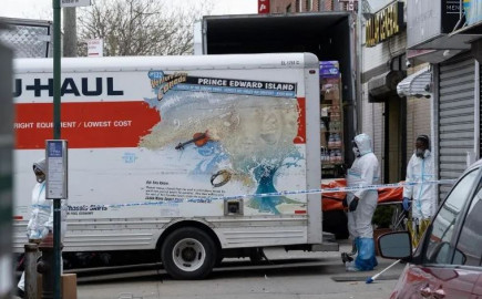Descubren en NY decenas de cuerpos sin refrigerar dentro de camiones