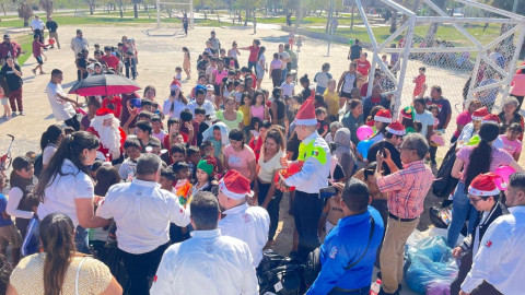 Cambian las multas por sonrisas, Tránsito entrega juguetes en colonias vulnerables