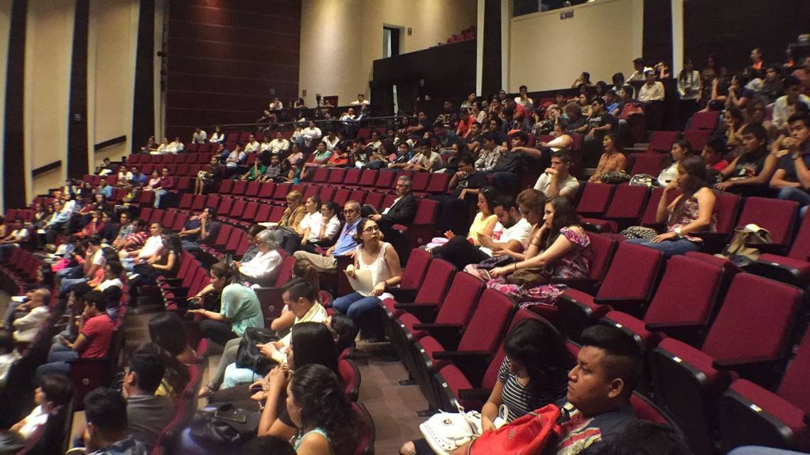 Egresados y alumnos conviven en primer encuentro de comunicación