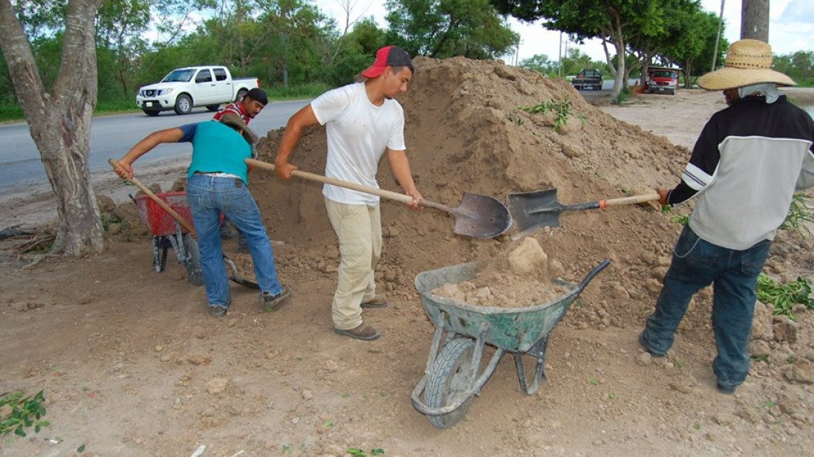 Continúan trabajos en el laguito de las tres cruces