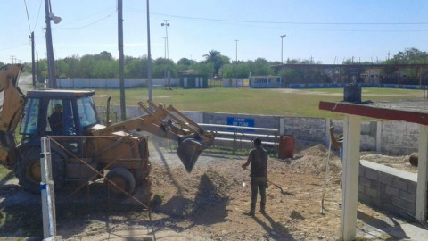 Realizan trabajos de mantenimiento en parque de softbol