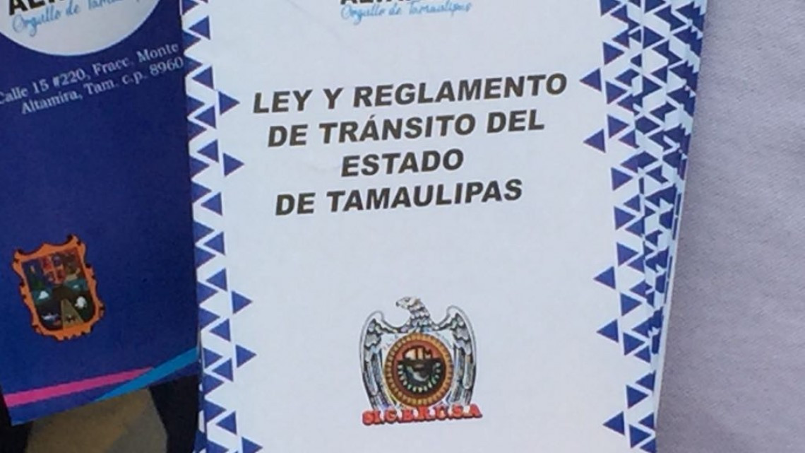 Distribuyen gratuitamente ejemplares del reglamento de tránsito y vialidad