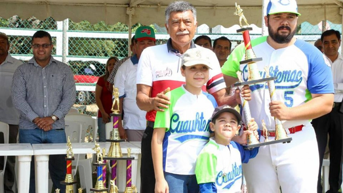 Amparán Cruz asiste y preside torneos de Beisbol