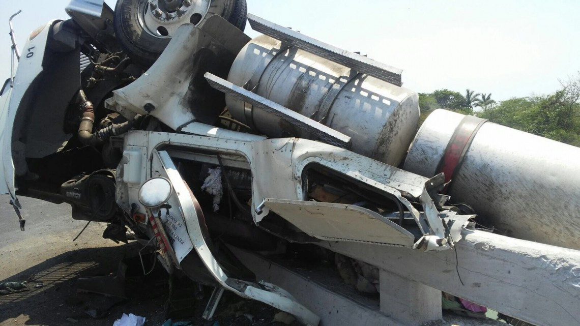 Menor de edad herido en volcadura de tráiler