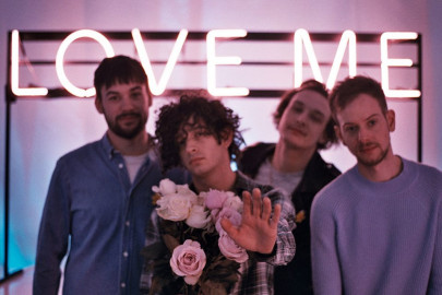 Captan a "The 1975" fumando marihuana