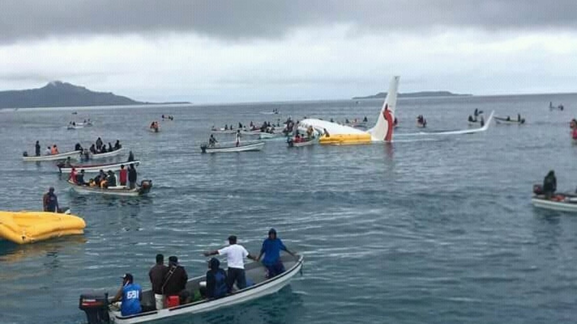 Pasajeros de Boeing 737 salen ilesos tras salirse de pista en Micronesia