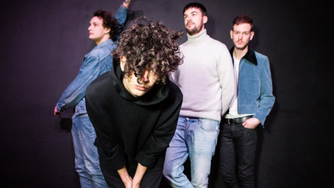 Captan a "The 1975" fumando marihuana