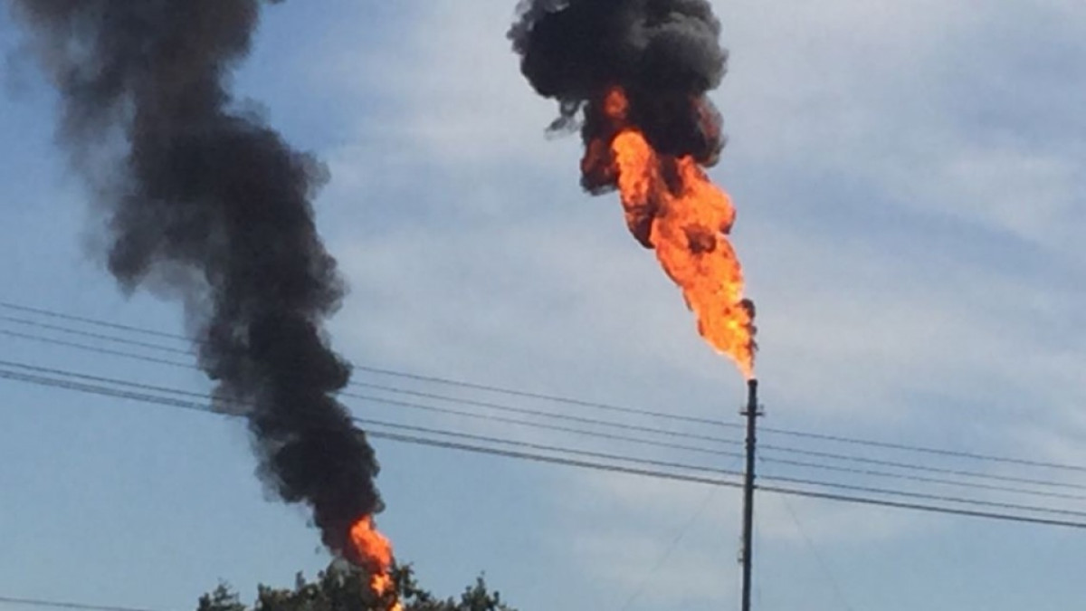 Enorme columna de humo genera expectación