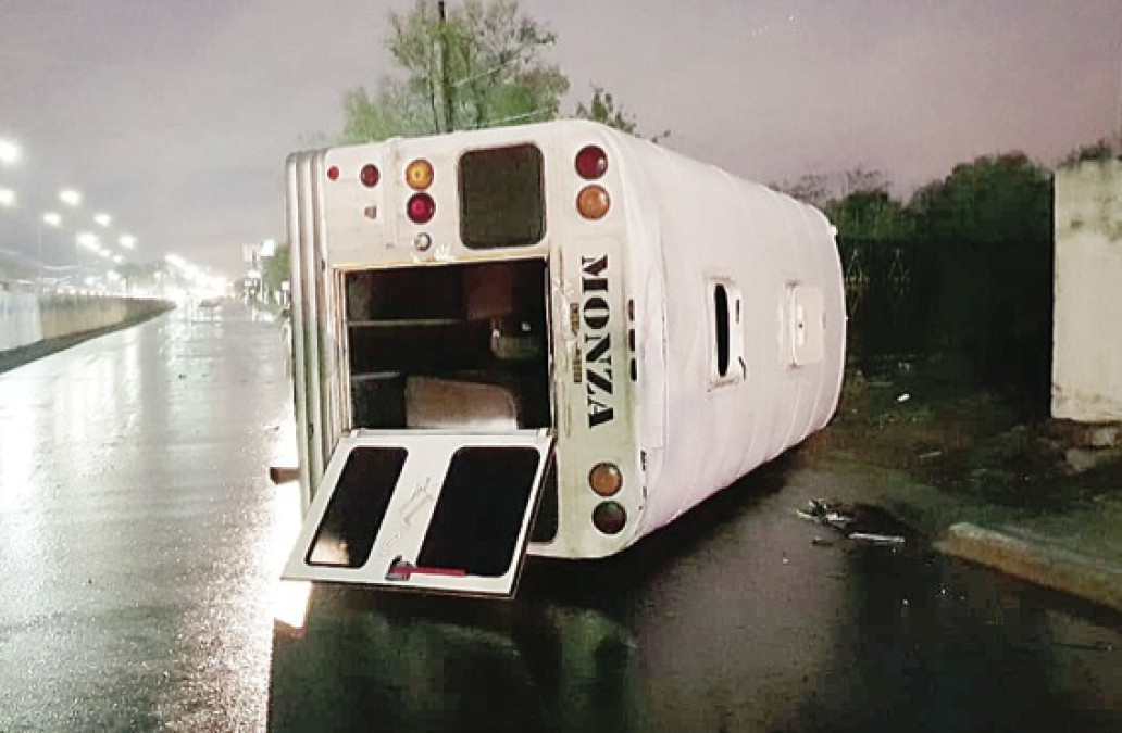 Cuatro heridos tras choque y volcadura de camión