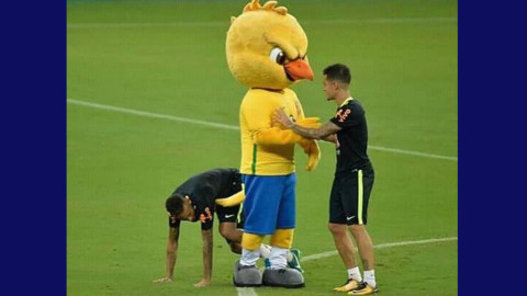La particular broma de Neymar y Coutinho a la mascota de Brasil