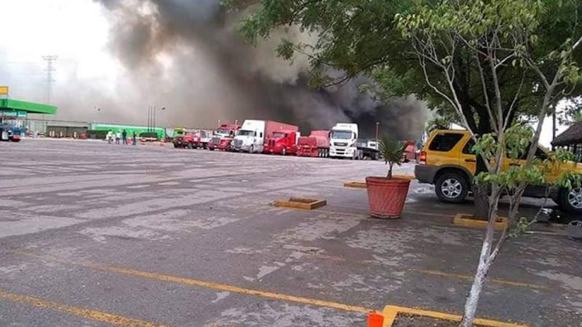 Arde bodega de fertilizantes en el puerto de Altamira