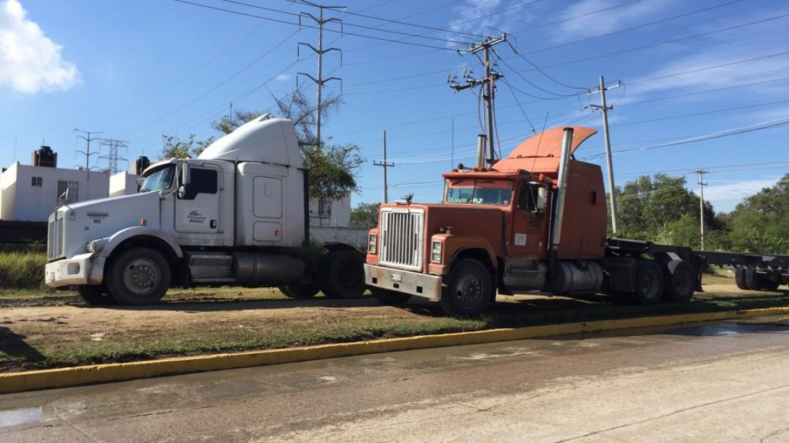 Traileros ponen en riesgo a vecinos de los fraccionamientos al introducirse con sus unidades