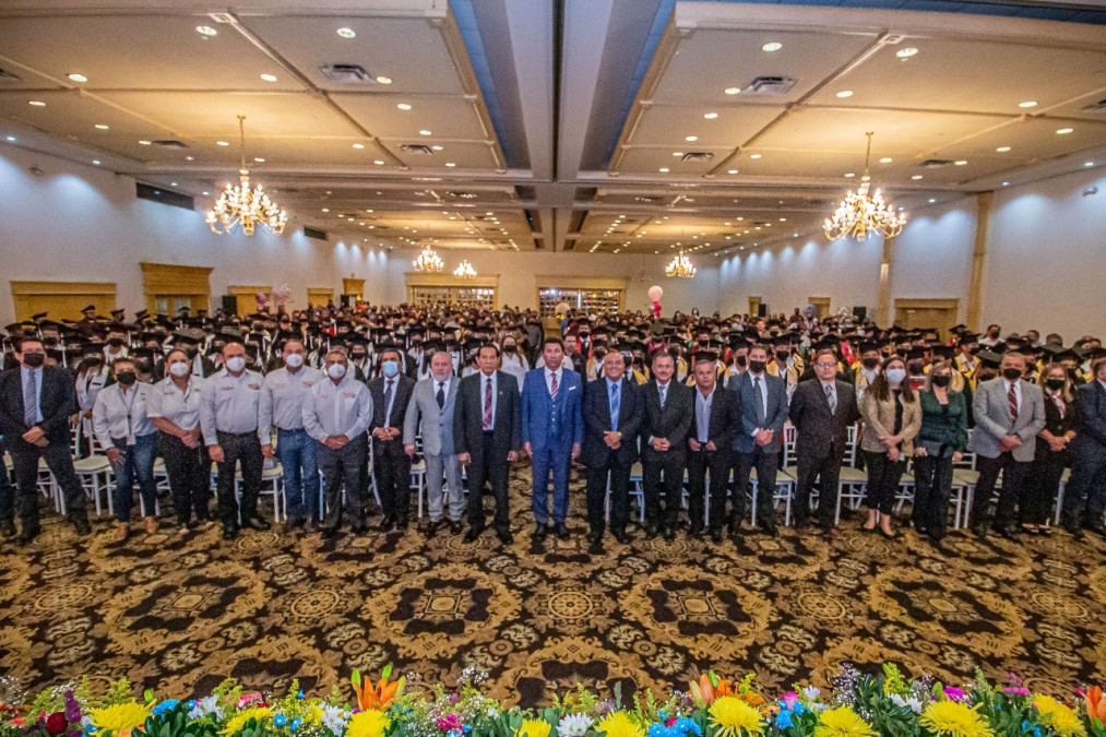 Motiva Alcalde Mario López a graduados de CBTIS 135 y 275, a perseguir sus sueños