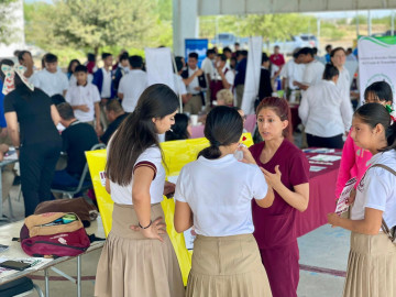 IMJUVE acerca programas y servicios a más de 500 estudiantes de la prepa Elena Poniatowska