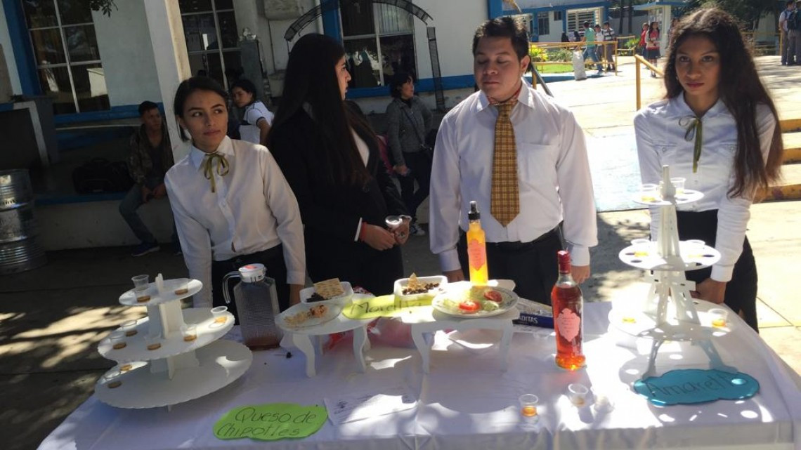 Estudiantes exponen la elaboración de alimentos y productos de limpieza y se les prepara para ser emprendedores