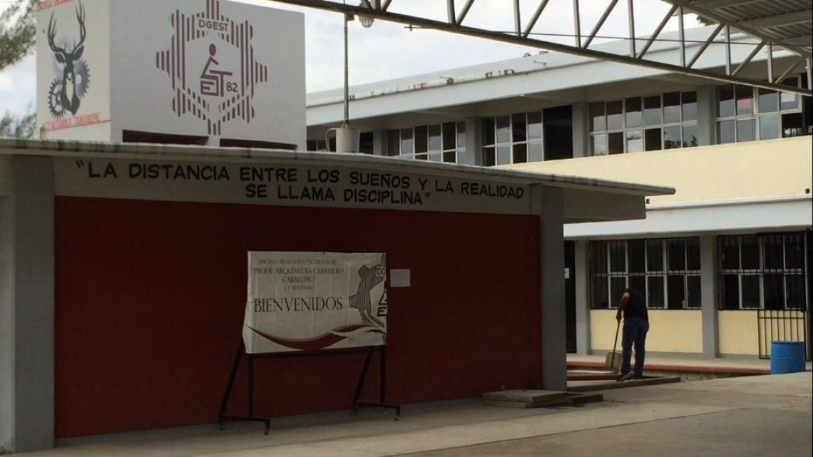 Jovencitas se lían a golpes cerca de escuelas