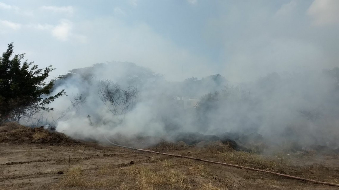 Evacuan a 90 personas de asilo por quema de pastizal