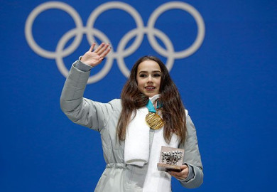 Atleta rusa consigue medalla de oro compitiendo bajo la bandera olímpica