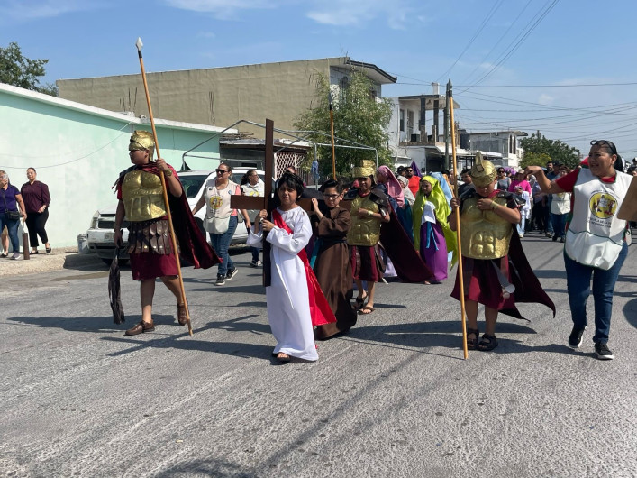 Viacrucis infantil llena de fe las calles de la colonia Cañada