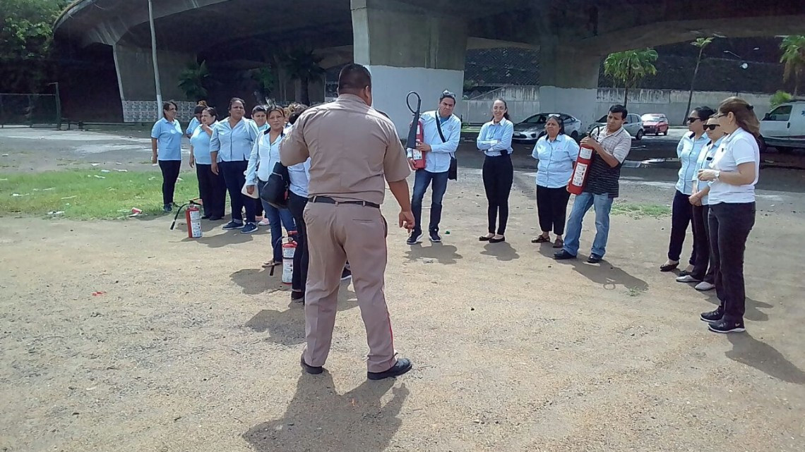 Capacita Bomberos a personal del DIF contra incendios
