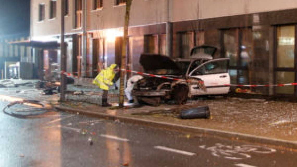 1 muerto y 8 heridos después de que automóvil se estrellara