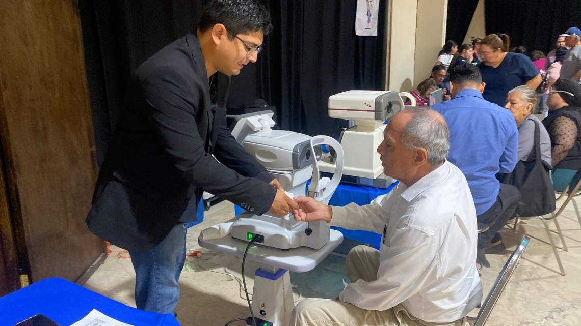 Brigada médica atiende a adultos mayores