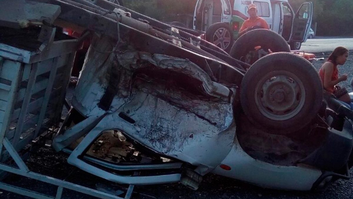 Vuelcan dos veículos tras chocar de frente