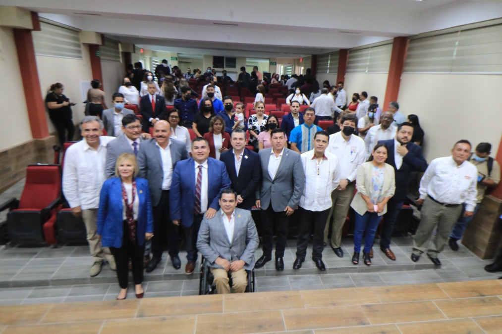 Con representación del Alcalde Mario López asiste Carlos Ballesteros a Informe de Diputado Isidro Vargas