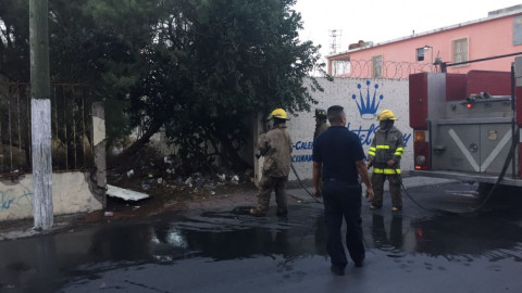 Extinguen incendio en lote baldío