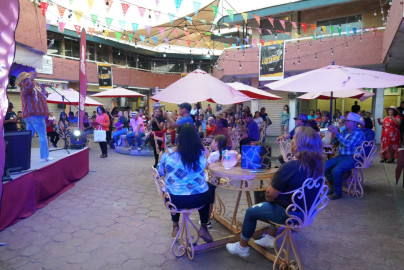 Arranca con gran ambiente el concurso de karaoke “Cantando en el Mercado”