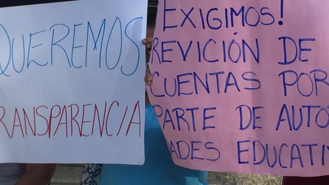 Padres de familia se manifiestan en escuela preescolar