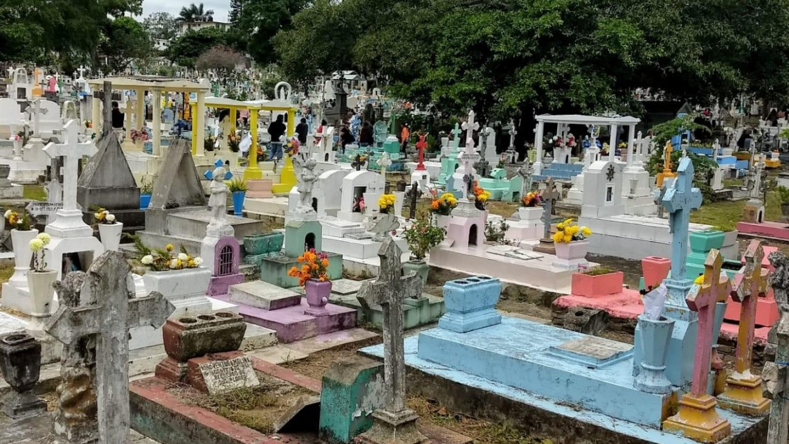 Acuden a los panteones de Tampico 25 mil personas
