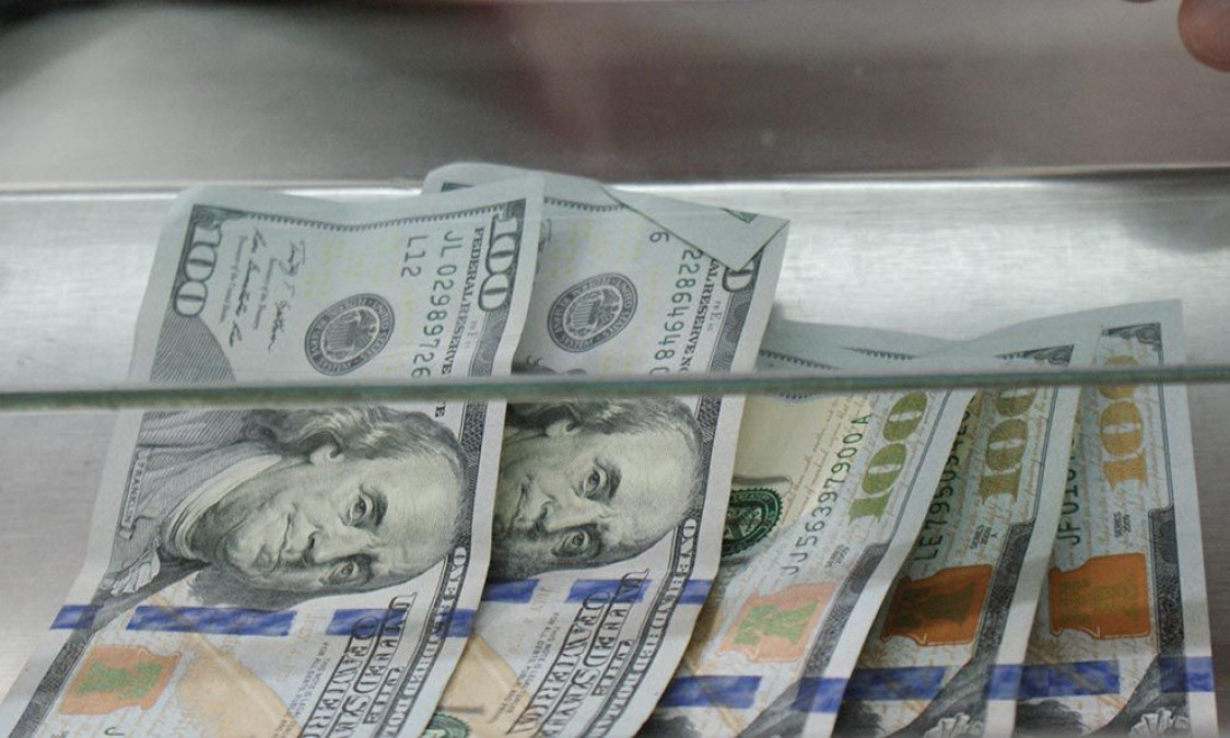 Dólar se vende en 21.97 pesos en el AICM