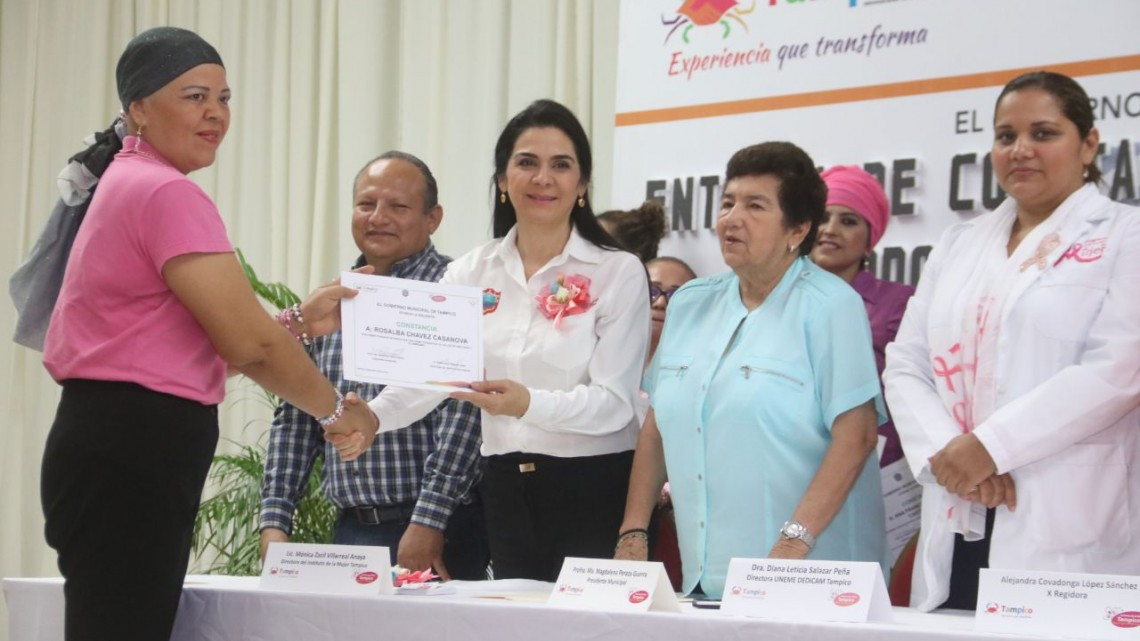 Entrega Magdalena Peraza acreditaciones a alumnas del Instituto de la Mujer