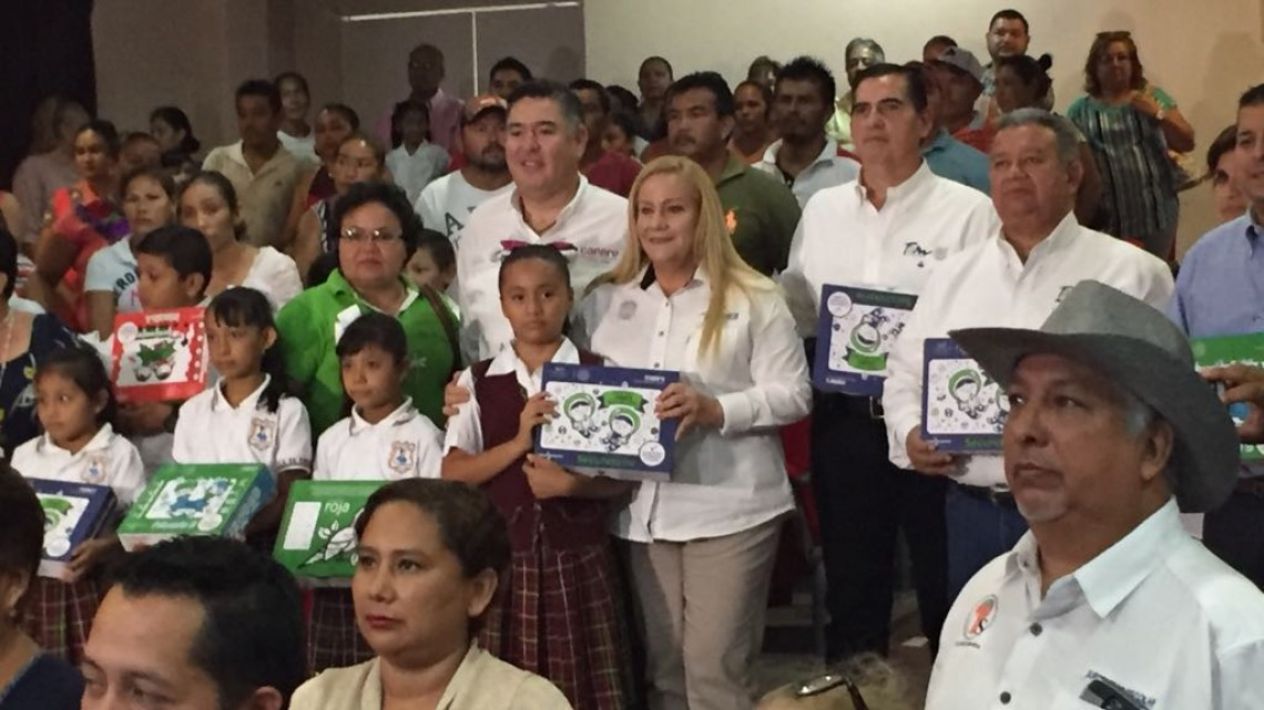 Se entregan útiles escolares para niños en sectores alejados, dependientes del Conafe.