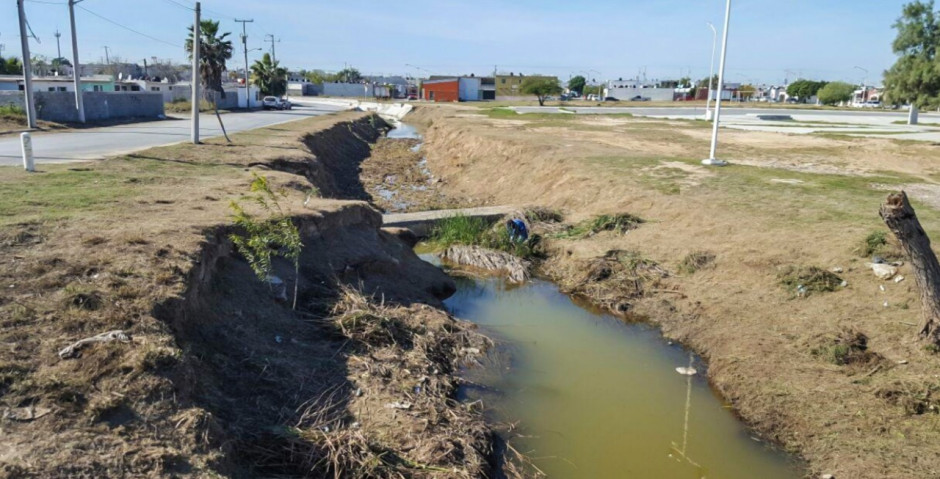 Limpian canales y arroyos de la ciudad