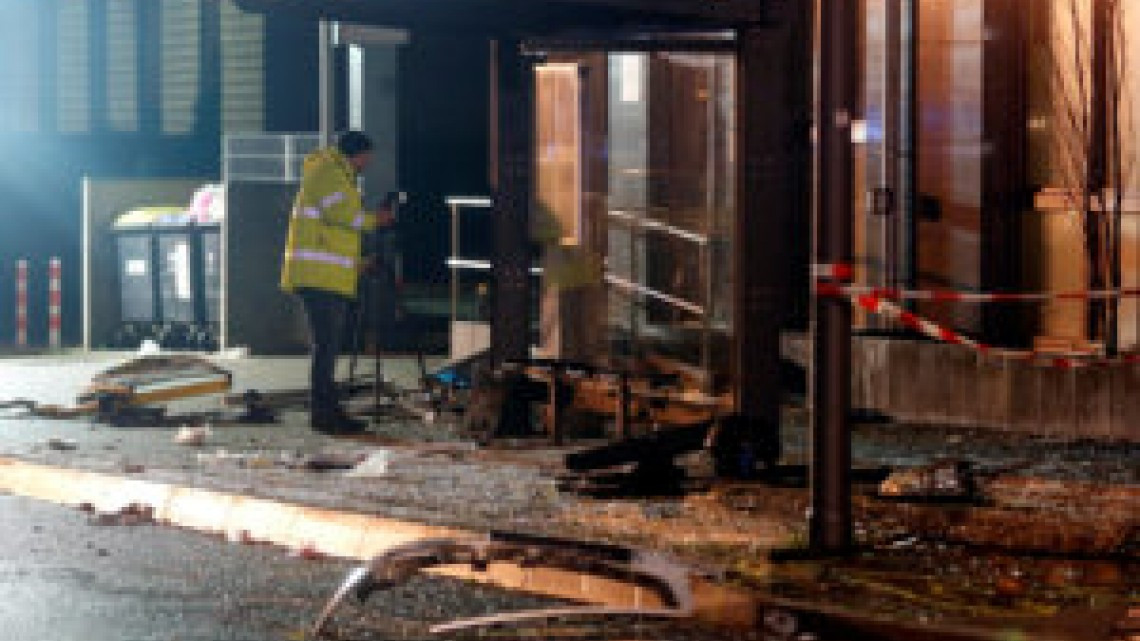 1 muerto y 8 heridos después de que automóvil se estrellara