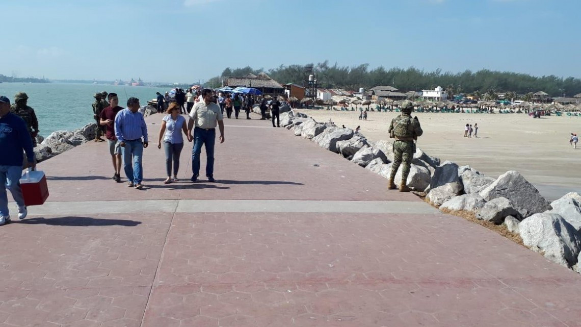 Con fuerte operativo retiran a  comerciantes en escollera de Playa Miramar