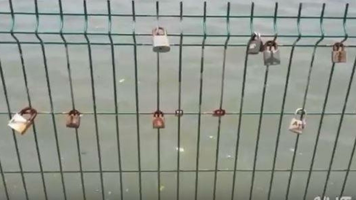 Retiran 700 kilos de candados de la laguna del Carpintero 