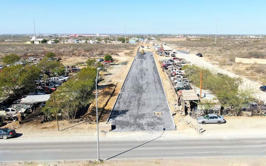 Pavimentan calle en Guerreros del Sol